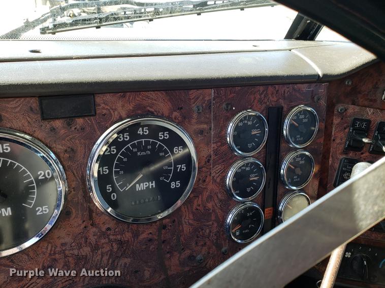 image for item DF3359 2000 International 9400i semi truck