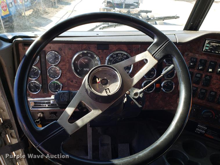 image for item DF3359 2000 International 9400i semi truck