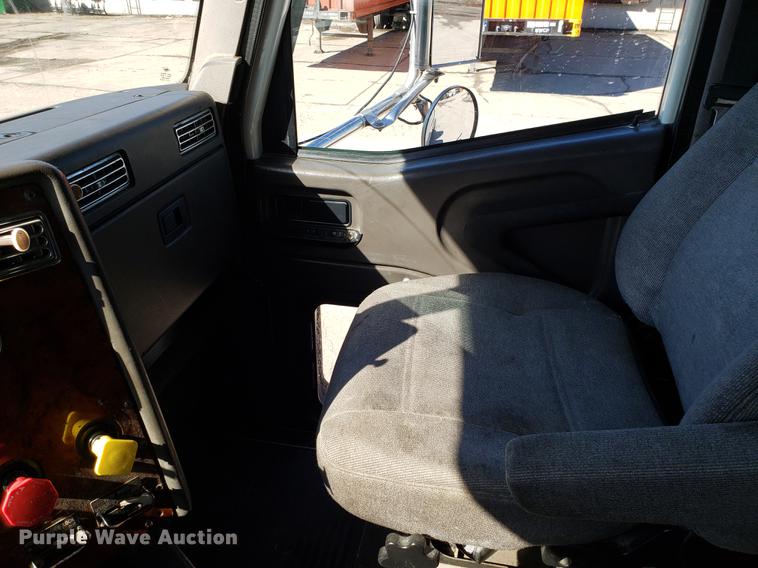 image for item DF3359 2000 International 9400i semi truck