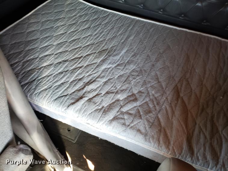 image for item DF3359 2000 International 9400i semi truck