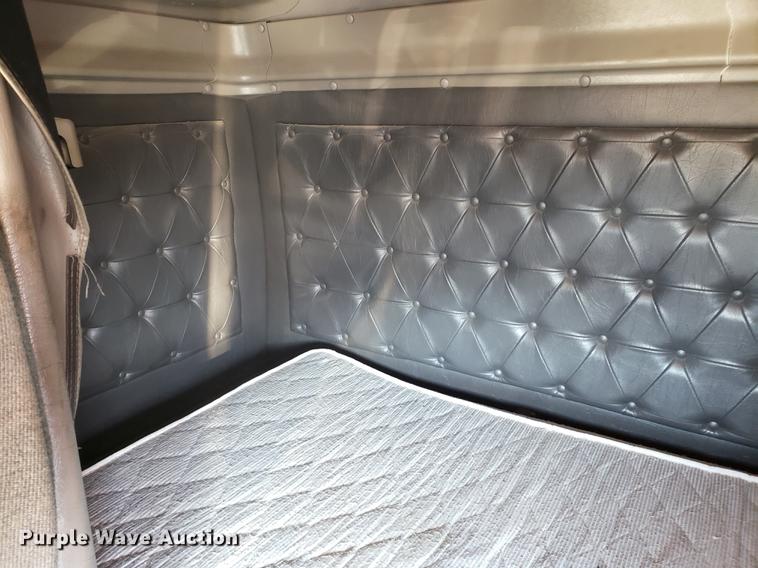 image for item DF3359 2000 International 9400i semi truck