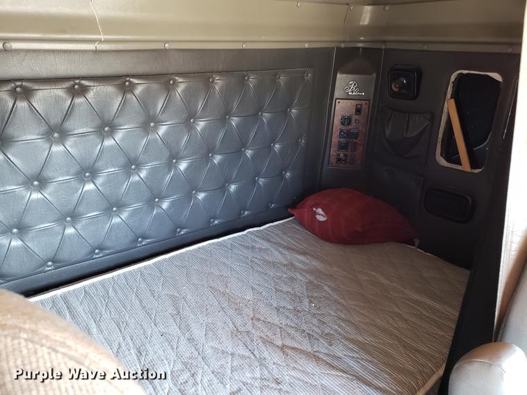 image for item DF3359 2000 International 9400i semi truck