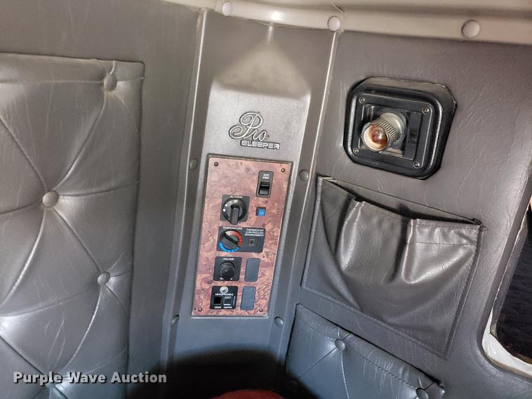 image for item DF3359 2000 International 9400i semi truck