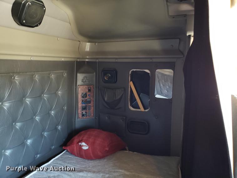 image for item DF3359 2000 International 9400i semi truck