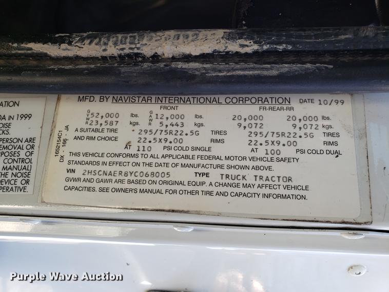 image for item DF3359 2000 International 9400i semi truck