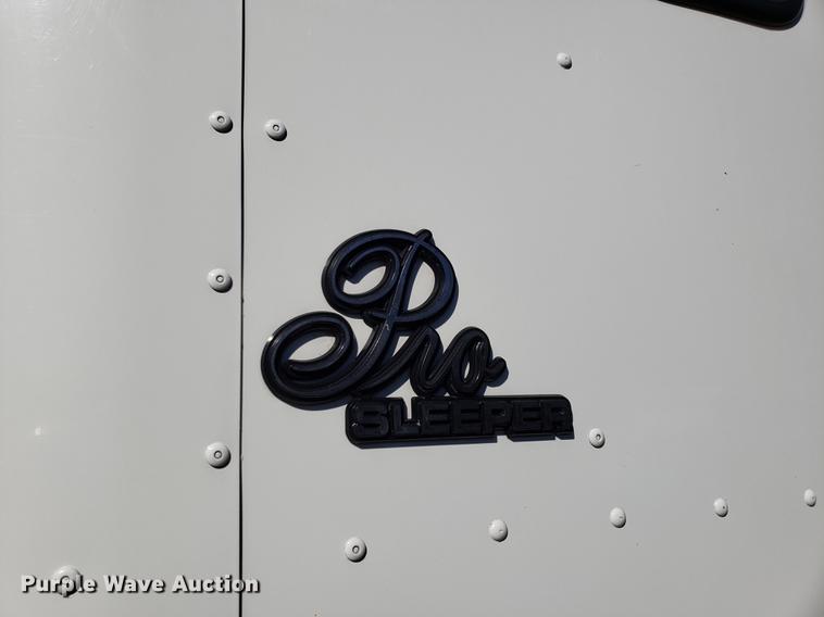 image for item DF3359 2000 International 9400i semi truck