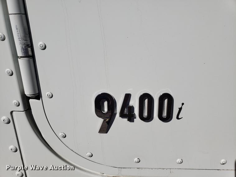 image for item DF3359 2000 International 9400i semi truck