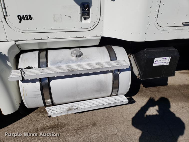 image for item DF3359 2000 International 9400i semi truck