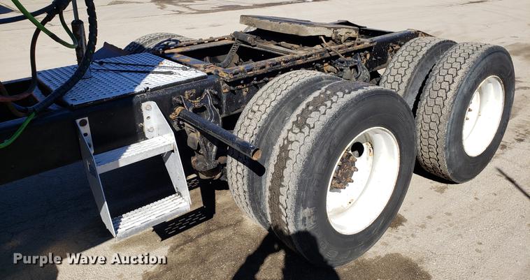 image for item DF3359 2000 International 9400i semi truck