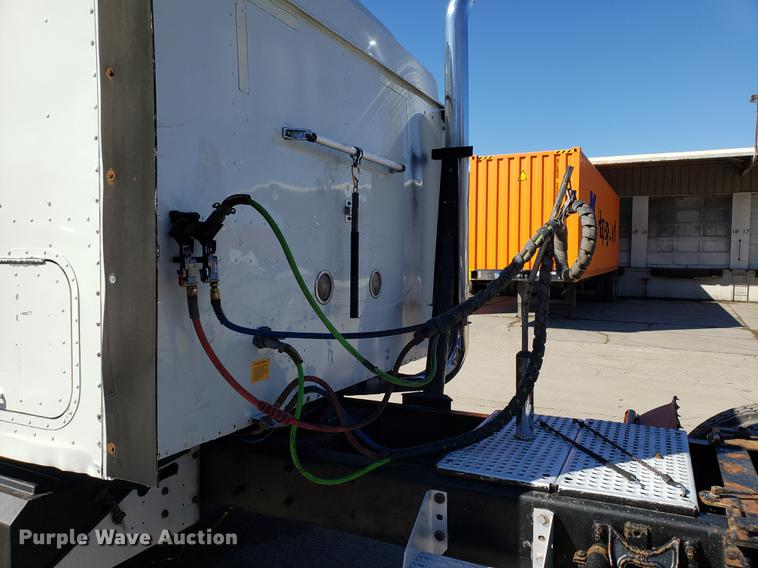 image for item DF3359 2000 International 9400i semi truck