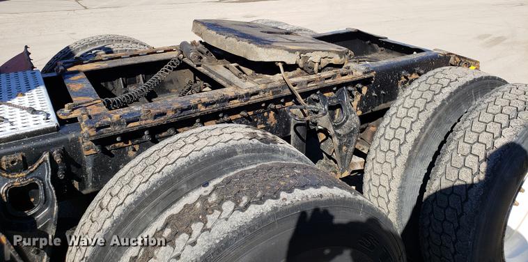 image for item DF3359 2000 International 9400i semi truck