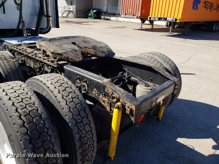 image for item DF3359 2000 International 9400i semi truck