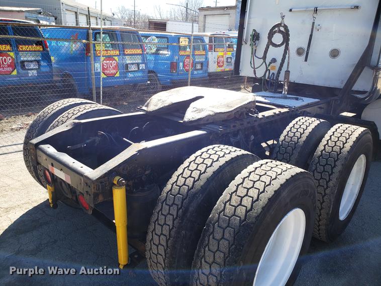 image for item DF3359 2000 International 9400i semi truck