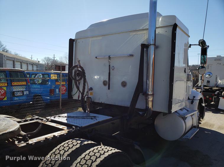 image for item DF3359 2000 International 9400i semi truck