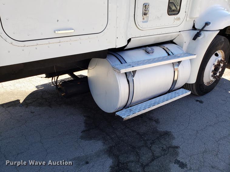 image for item DF3359 2000 International 9400i semi truck