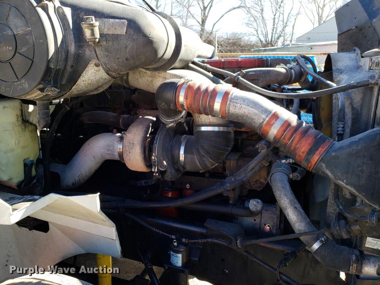 image for item DF3359 2000 International 9400i semi truck