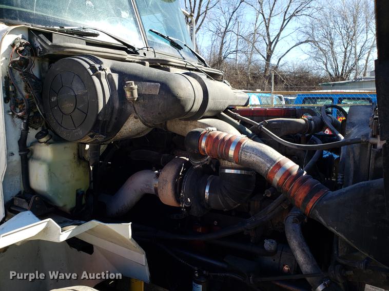 image for item DF3359 2000 International 9400i semi truck