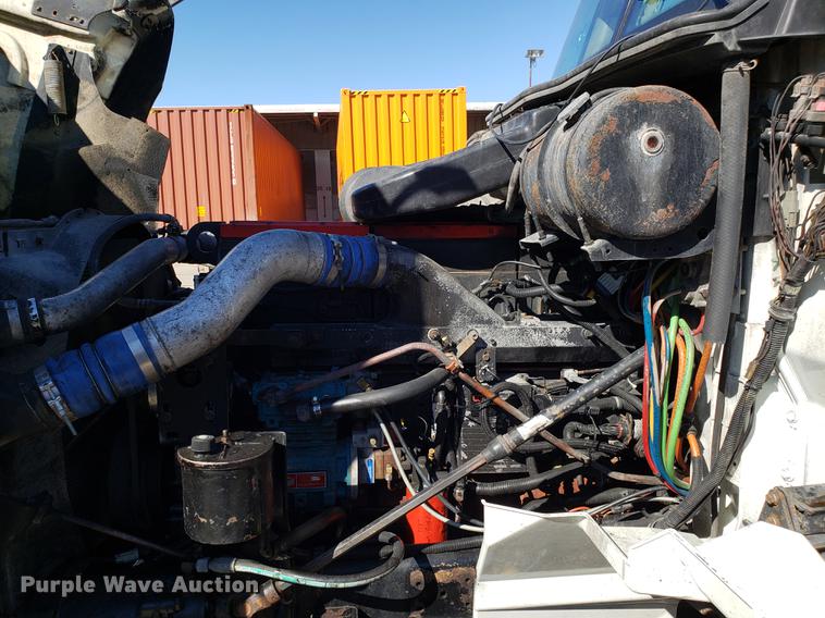 image for item DF3359 2000 International 9400i semi truck