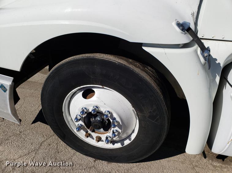 image for item DF3359 2000 International 9400i semi truck