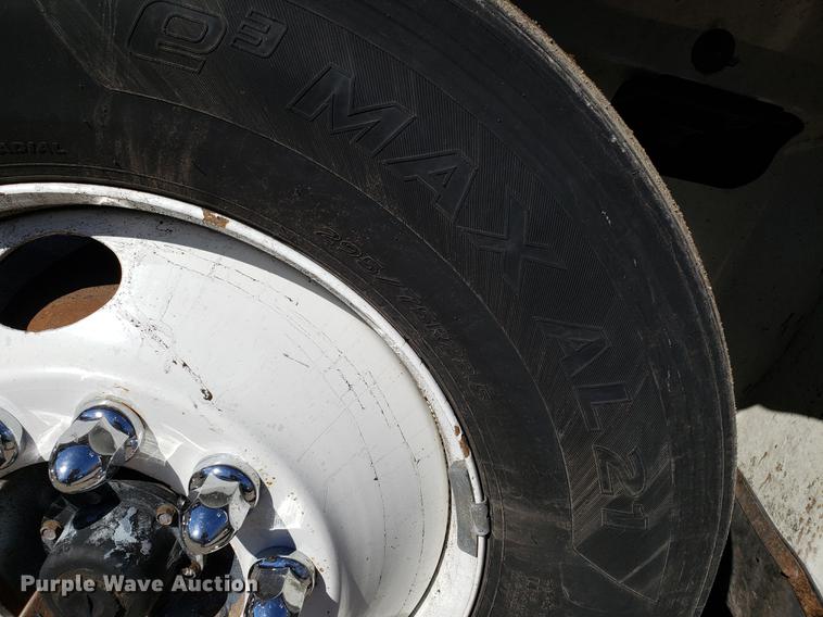 image for item DF3359 2000 International 9400i semi truck