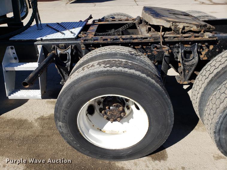 image for item DF3359 2000 International 9400i semi truck