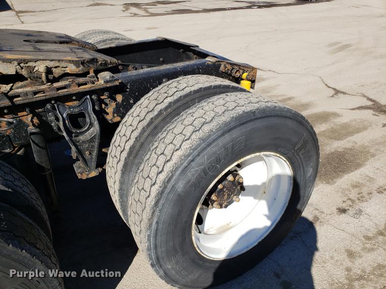 image for item DF3359 2000 International 9400i semi truck