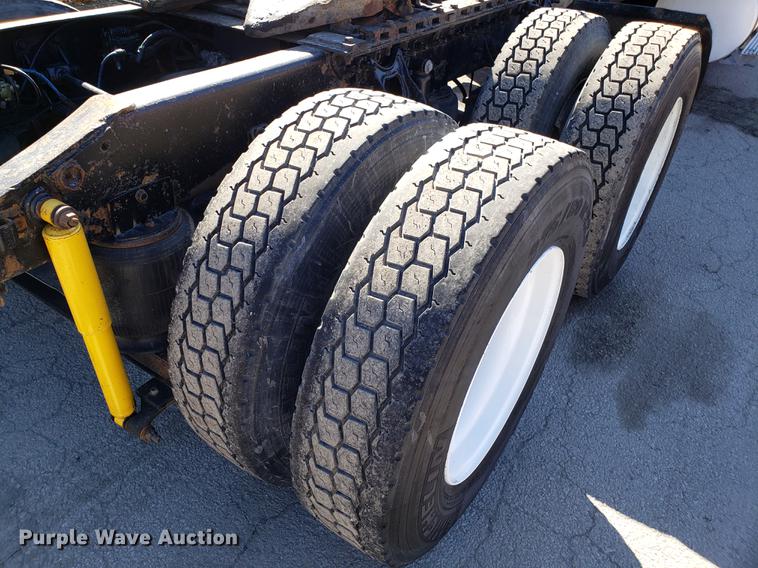 image for item DF3359 2000 International 9400i semi truck