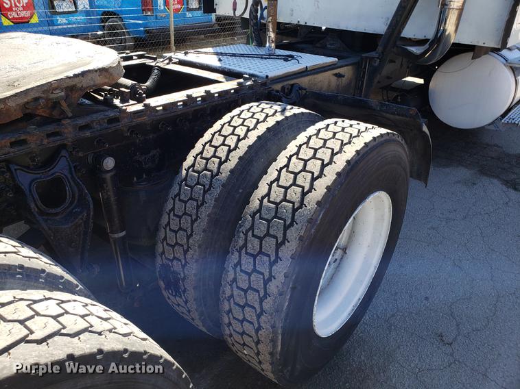 image for item DF3359 2000 International 9400i semi truck