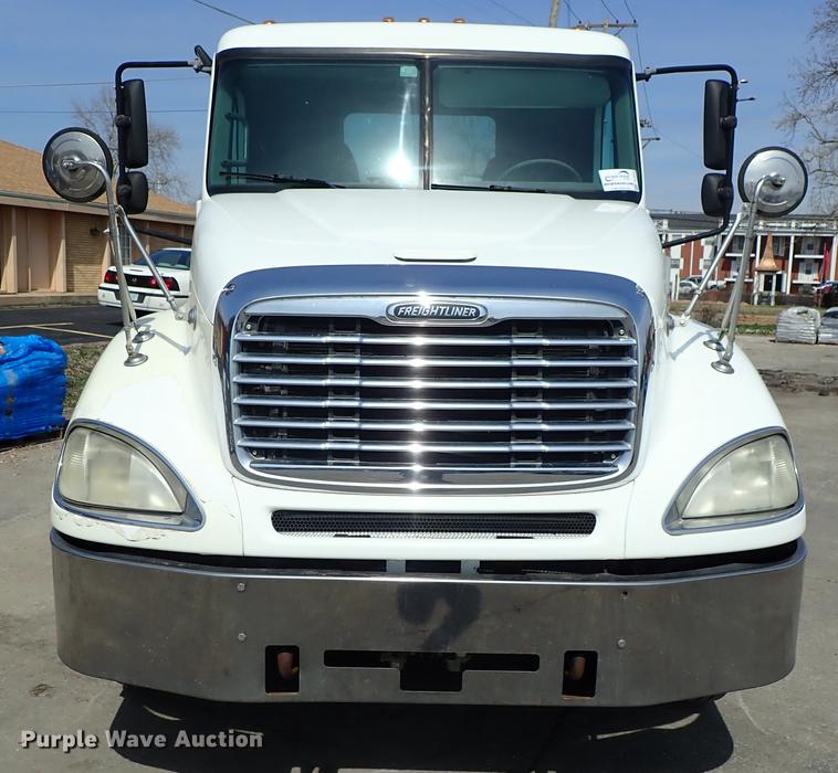 image for item DF8849 2003 Freightliner Columbia semi truck