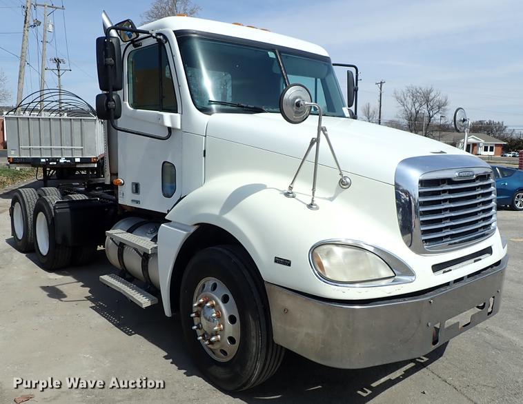 image for item DF8849 2003 Freightliner Columbia semi truck