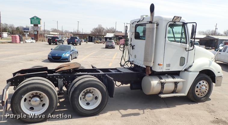 image for item DF8849 2003 Freightliner Columbia semi truck