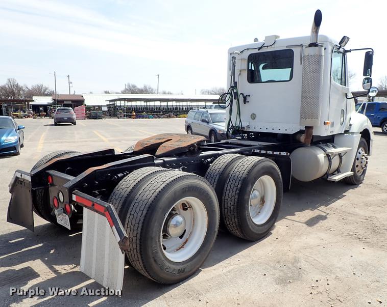 image for item DF8849 2003 Freightliner Columbia semi truck
