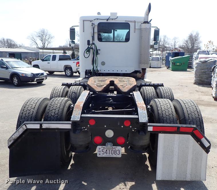 image for item DF8849 2003 Freightliner Columbia semi truck