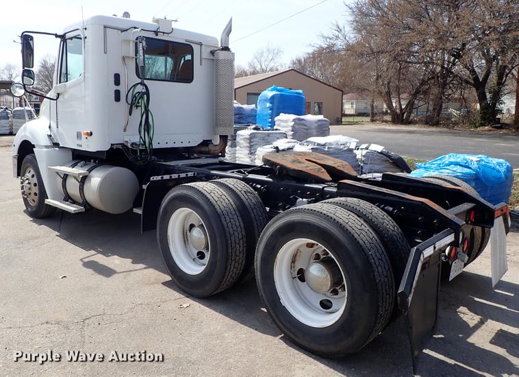 image for item DF8849 2003 Freightliner Columbia semi truck