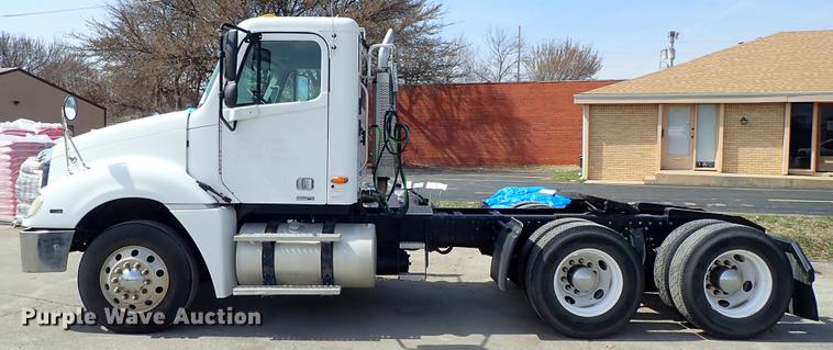 image for item DF8849 2003 Freightliner Columbia semi truck