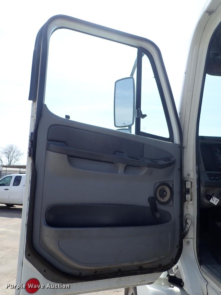 image for item DF8849 2003 Freightliner Columbia semi truck