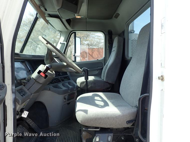 image for item DF8849 2003 Freightliner Columbia semi truck