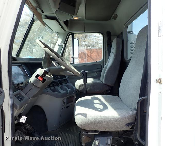 image for item DF8849 2003 Freightliner Columbia semi truck