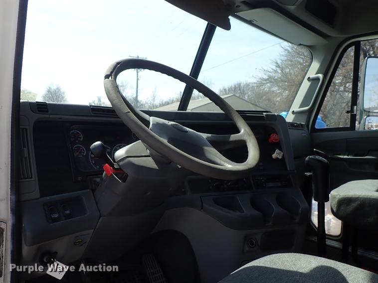 image for item DF8849 2003 Freightliner Columbia semi truck