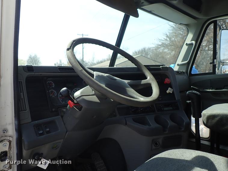 image for item DF8849 2003 Freightliner Columbia semi truck