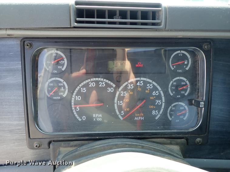 image for item DF8849 2003 Freightliner Columbia semi truck