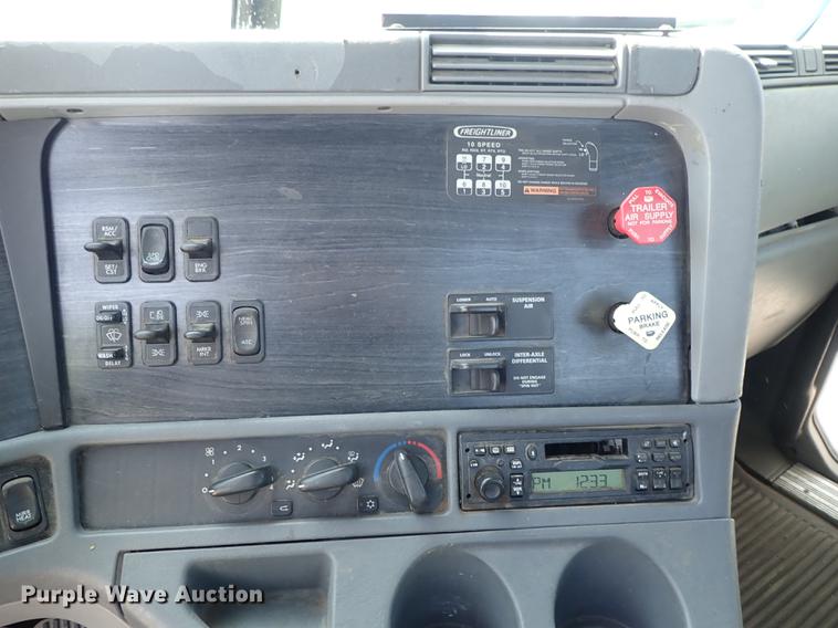 image for item DF8849 2003 Freightliner Columbia semi truck