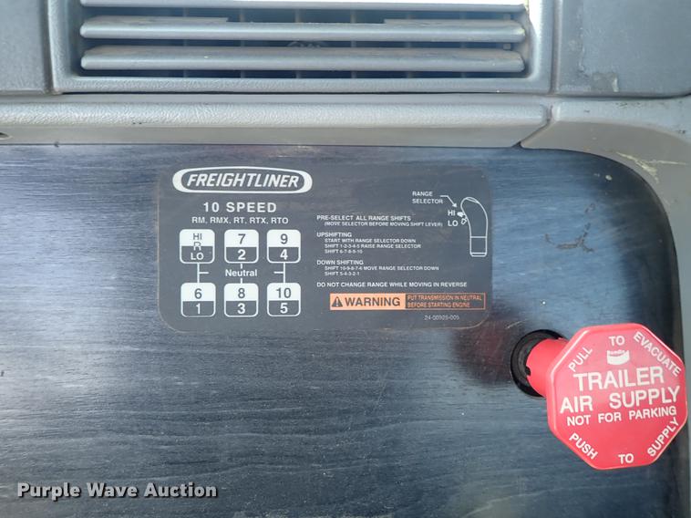 image for item DF8849 2003 Freightliner Columbia semi truck