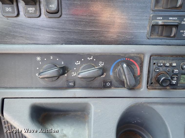 image for item DF8849 2003 Freightliner Columbia semi truck