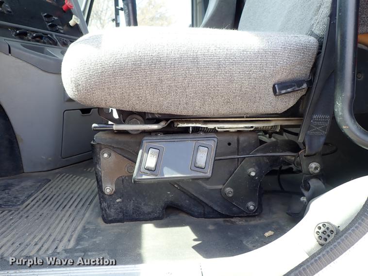 image for item DF8849 2003 Freightliner Columbia semi truck