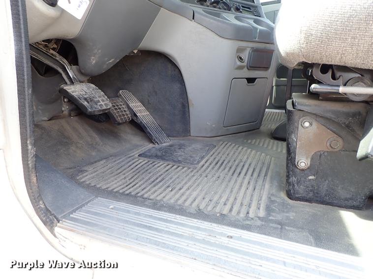 image for item DF8849 2003 Freightliner Columbia semi truck