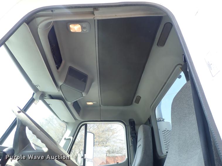 image for item DF8849 2003 Freightliner Columbia semi truck