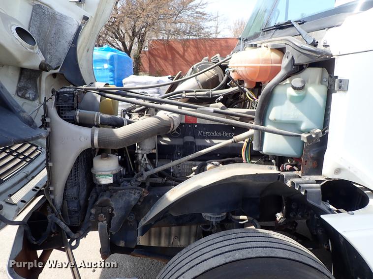 image for item DF8849 2003 Freightliner Columbia semi truck