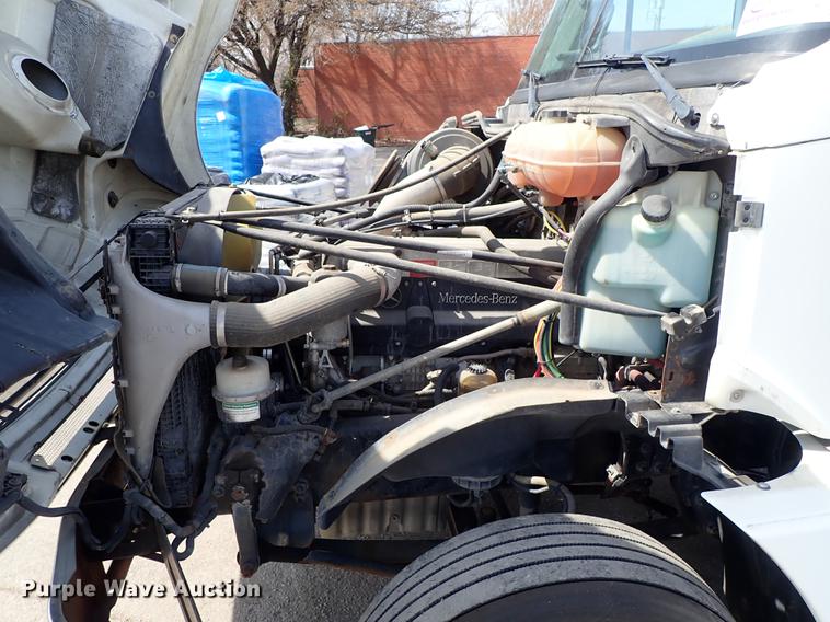 image for item DF8849 2003 Freightliner Columbia semi truck