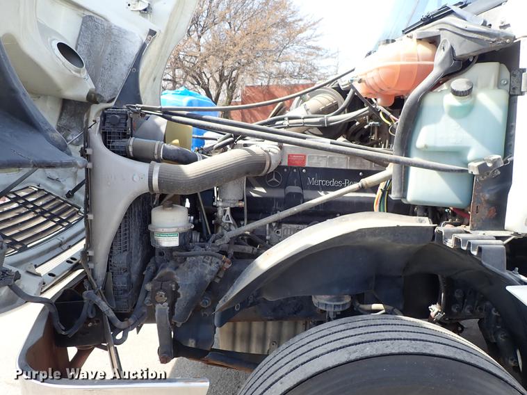 image for item DF8849 2003 Freightliner Columbia semi truck